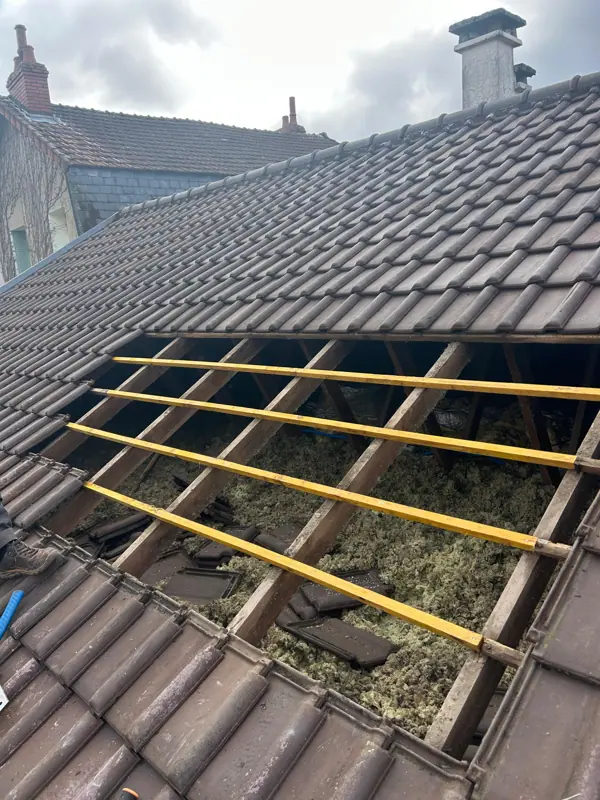 Tuiles béton en fin de vie déposées lors d’une réfection de toiture