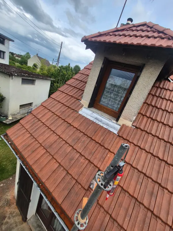 Lucarne habillée et raccordée à la couverture