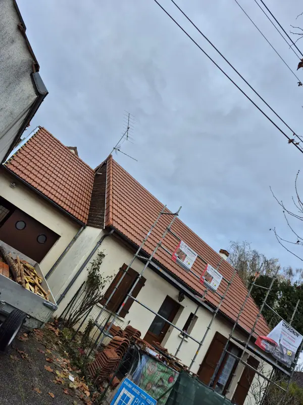 Façade en cours de ravalement sous échafaudage