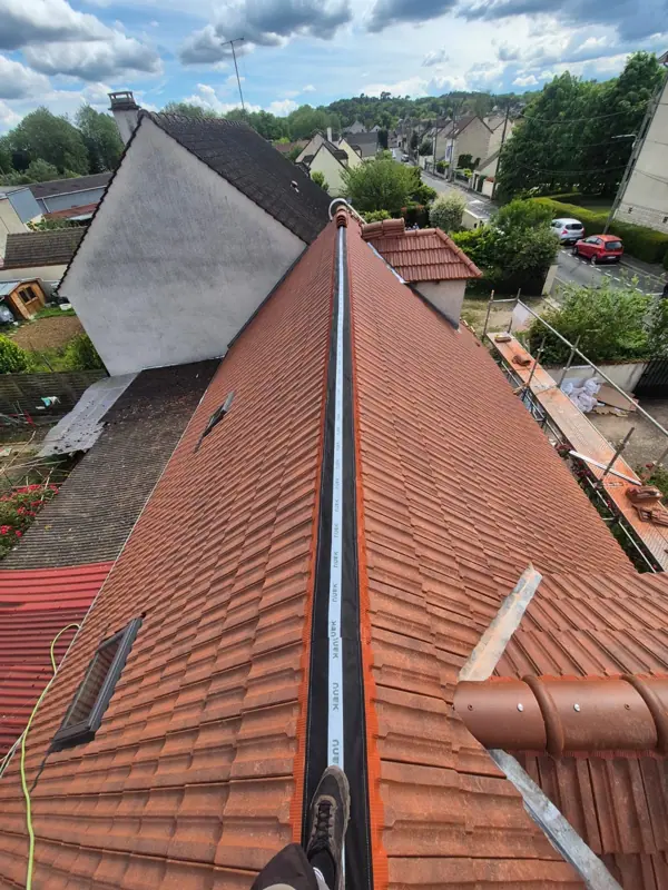 Faîtage à sec sur couverture tuiles neuve