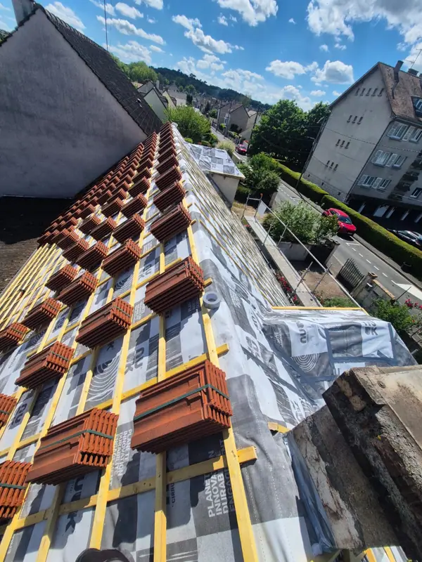 Tuiles réparties sur les liteaux avant pose